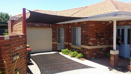 Sent in by Angus, his installation of a 3x5m shady lady shade sail in black providing shade for the car space. Using a corner bracket and large wall plate to install.\\n\\n5/01/2017 8:59 PM